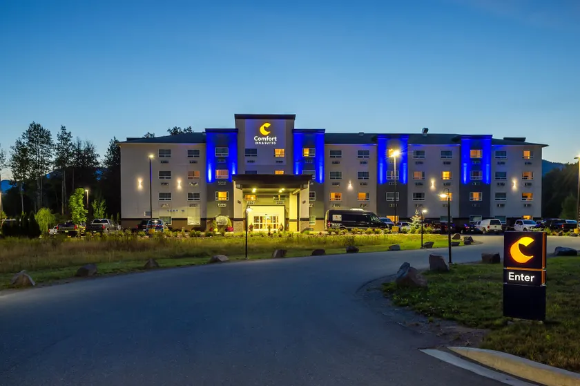 Comfort Inn & Suites - Image 1