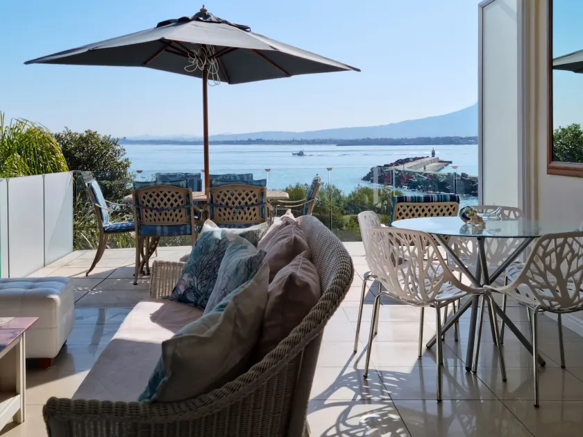 'The View' on Bikini Beach, Seafront, 2 bedroom, Sleeps 4 - Image 1