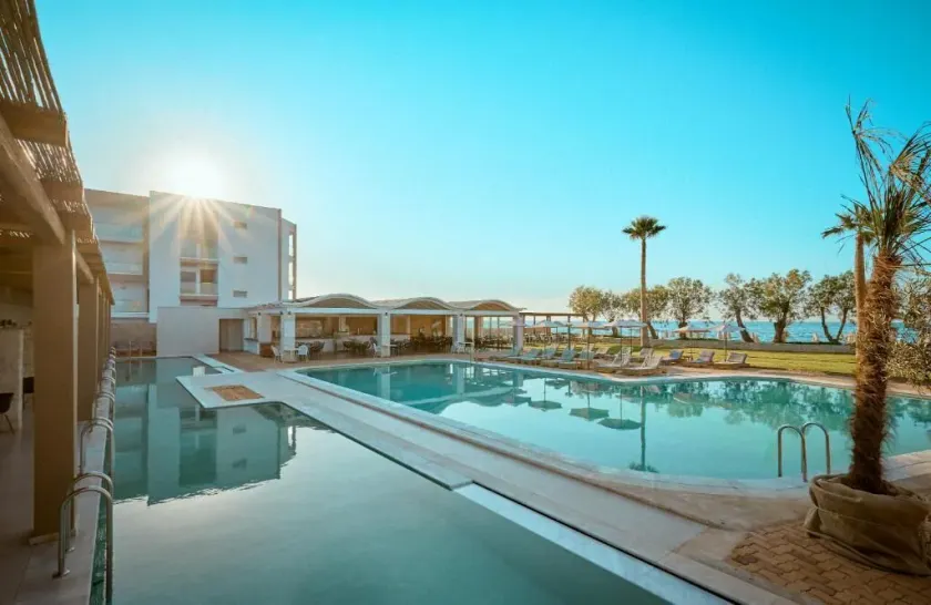 Malia Bay Beach Hotel & Bungalows - Image 1
