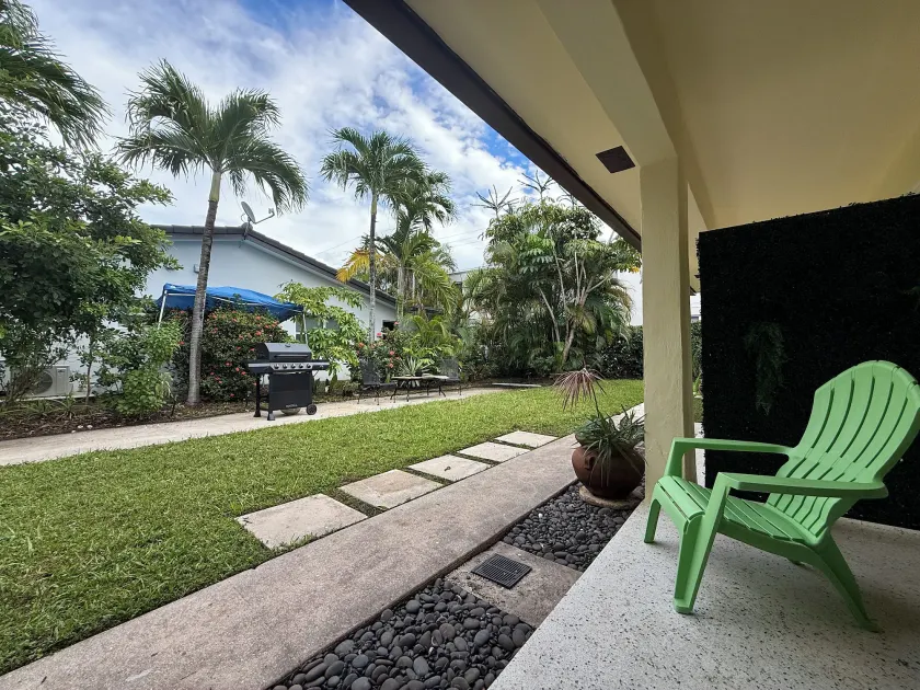 Pompano Vibes Beach Apartments - Image 1