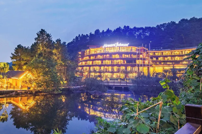 Howard Johnson By Wyndham Lake Serenity Hotel Neijiang - Image 1