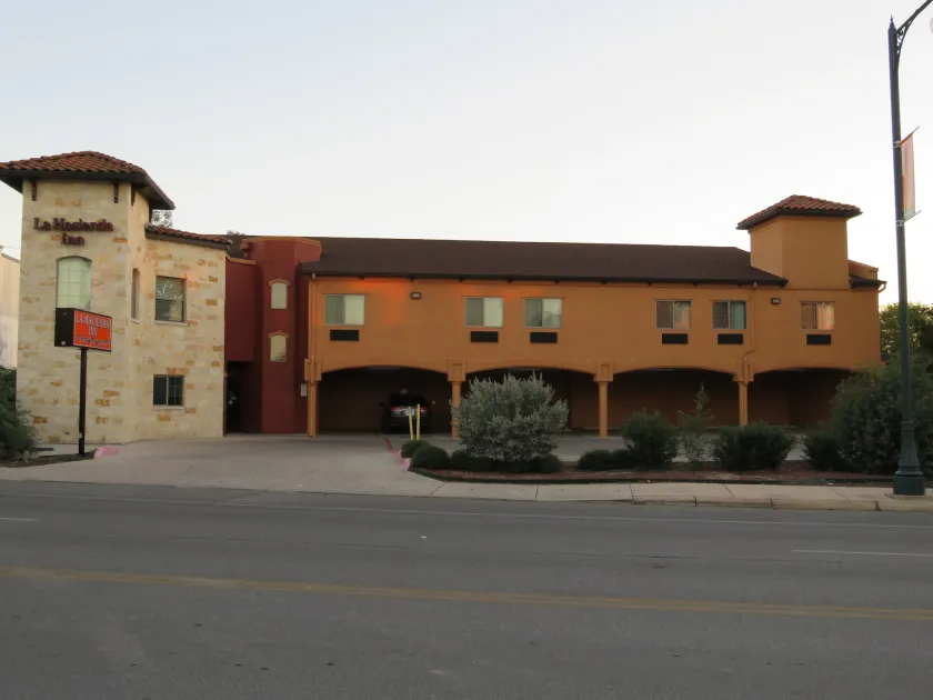 La Hacienda Inn near Alamodome & Riverwalk - Image 1