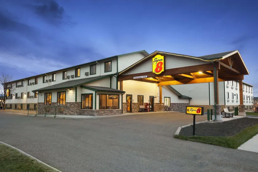 Super 8 by Wyndham Bozeman - Image 1