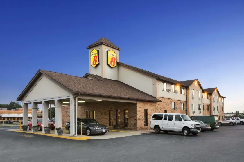 Super 8 by Wyndham Mount Vernon, IL - Image 1