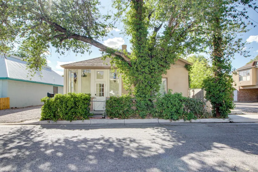 1 Mi to Old Town Albuquerque! Dog-friendly Home - Image 1