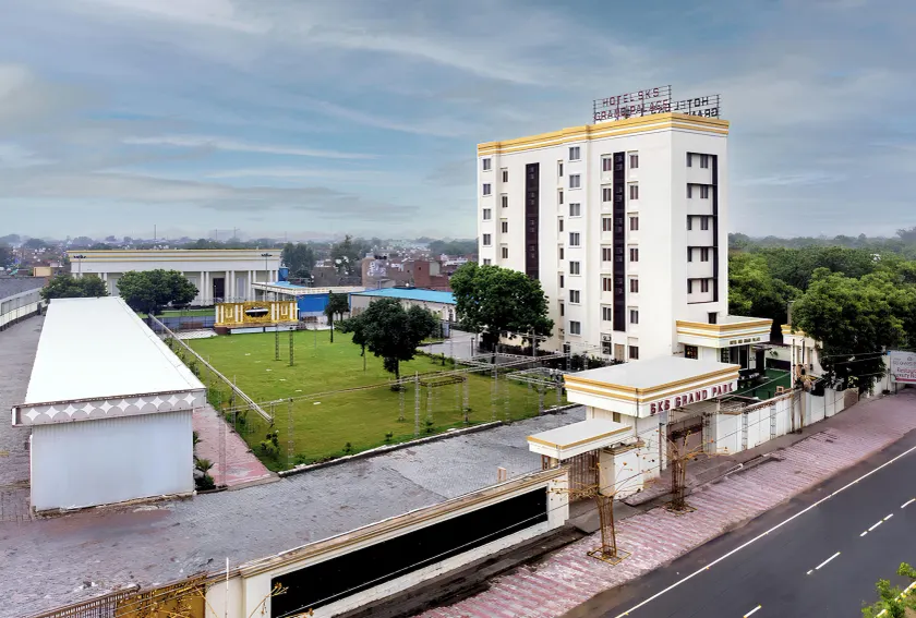 Hotel SKS Grand Palace-Vrindāvan - Image 1