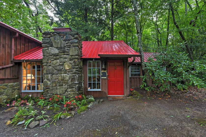 Creekside Cottage: Blue Ridge Mountain Escape! - Image 1