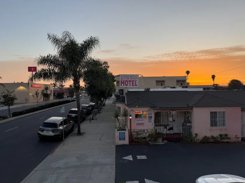 La PETITE ROUGE MOTEL - Image 1