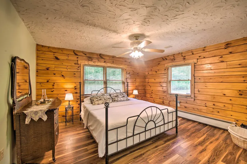 Cozy Family-friendly Pine Grove Cabin w/ Fire Pit! - Rum