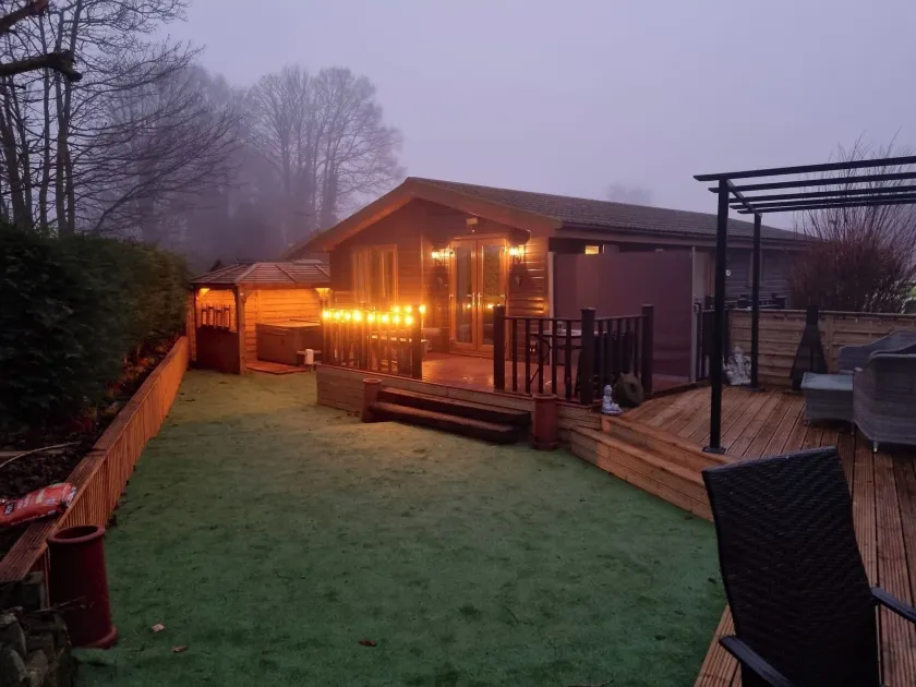 Cabin Sleeps 4 with Hot Tub and Parking - Image 1