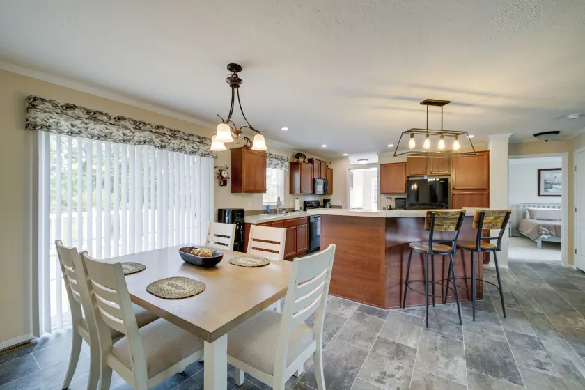 Efficiently Equipped Lewis Home: Deck & Gas Grill! - Image 1