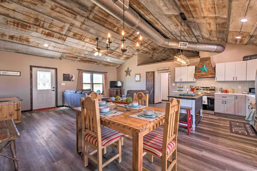Modern Stephenville Farmhouse: 8 Mi to Dtwn! - Image 1