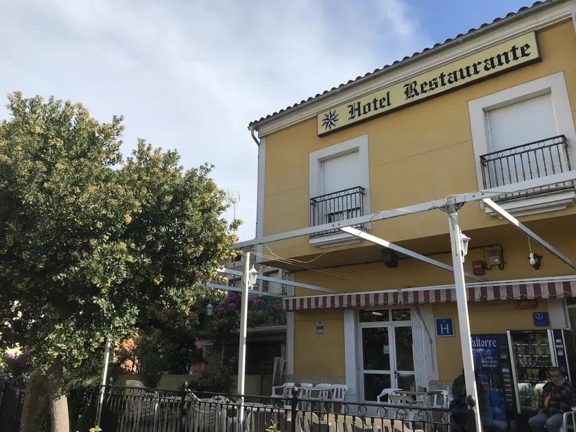 Hotel Cuatro Vientos - Image 1