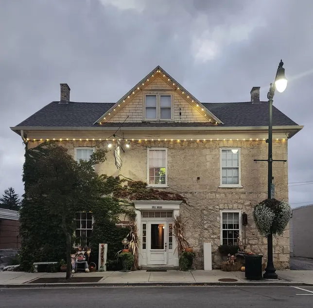 The Stagecoach Inn Bed & Breakfast and Five20 Social Stop - Image 1