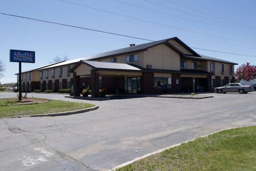 AmeriVu Inn and Suites Shawano WI - Image 1