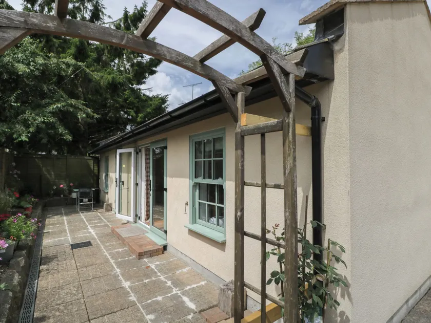 Charming Garden Cottage, Bath, UK - Free Gated Parking - Image 1