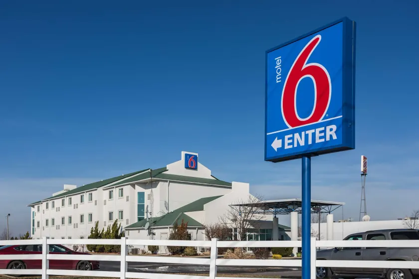 Motel 6 Dale, Indiana Near Holiday World and Splashing safari#Central Time #I64 Highway - Image 1