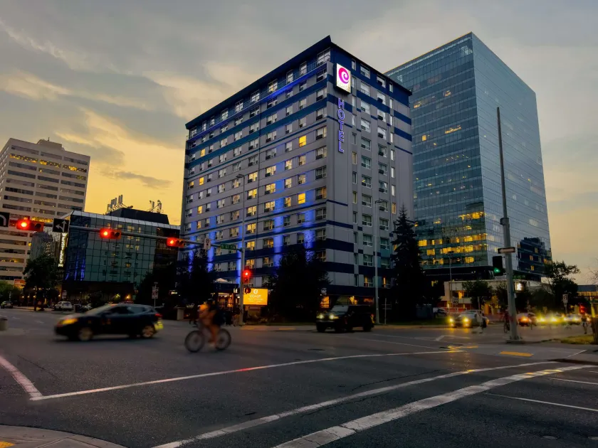 Coast Calgary Downtown Hotel & Suites by APA - Image 1