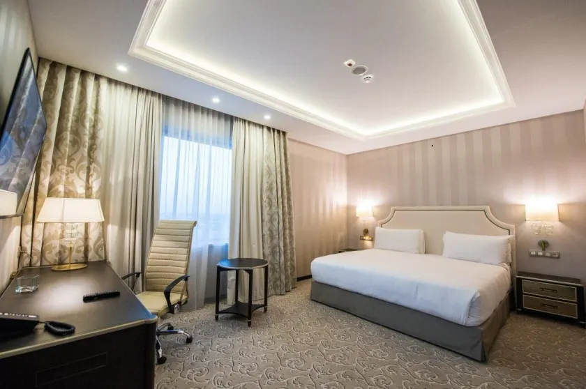 Hotel Prahova Plaza - Image 1