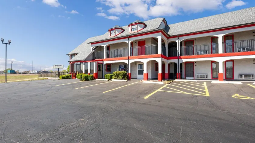 Super 8 by Wyndham Norman West OK - Image 1