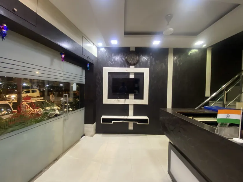 Hotel Royal Grand - Near Mumbai International Airport - Interior entrance