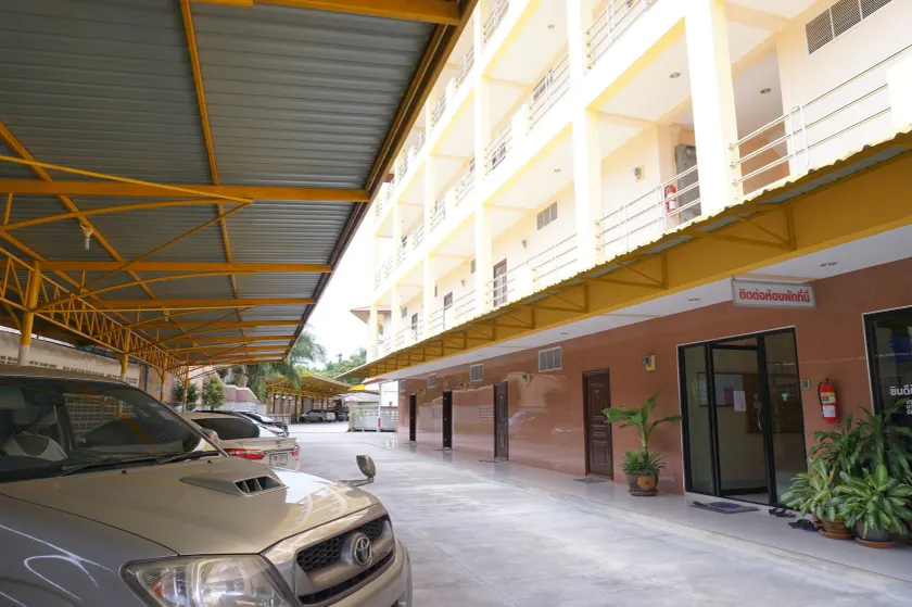 Jirasin Hotel & Apartment - Image 1