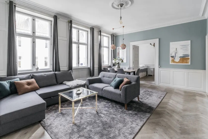 140m2 Apartment with Parliament View - Image 1