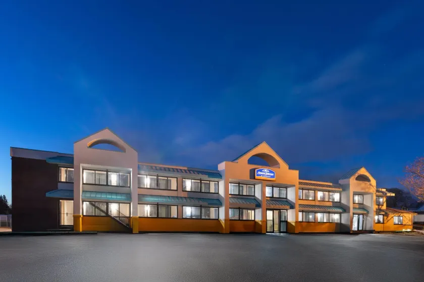 Howard Johnson by Wyndham Malden Boston Area - Image 1