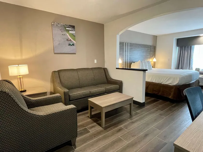 Best Western Roanoke Inn & Suites - Image 1