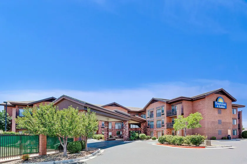 Days Inn & Suites by Wyndham Page Lake Powell - Image 1