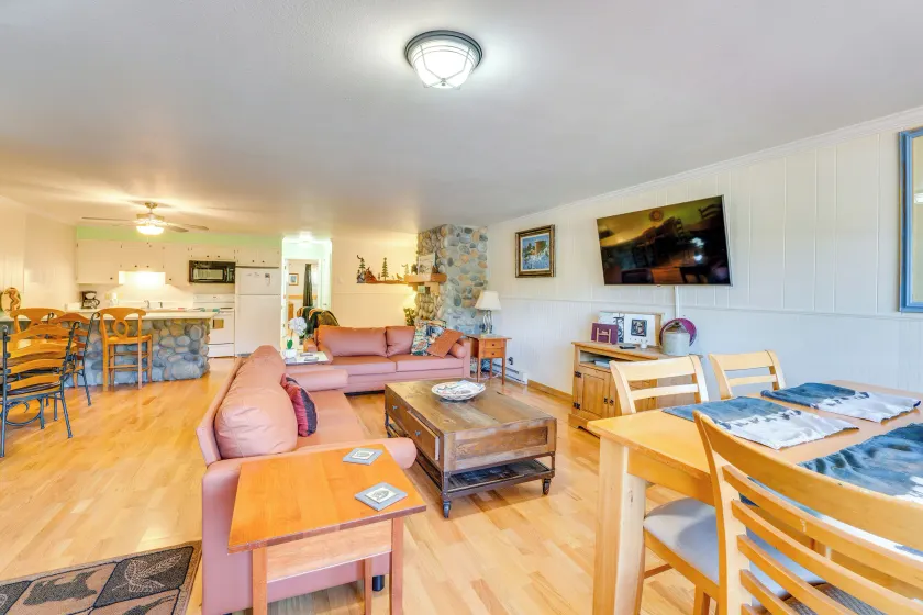 Walkable Location! Mtn-View Condo in Red River - Image 1