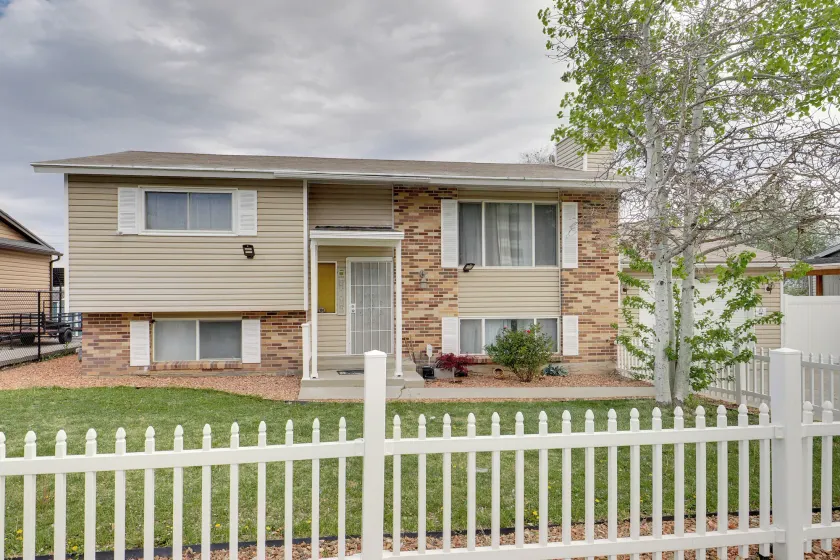 Deck + Yard: Pet-Friendly Apartment in Magna! - Image 1