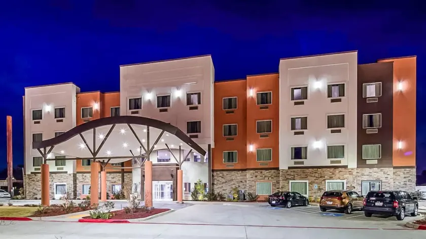 Del-Mar Airport Inn & Suites - Image 1