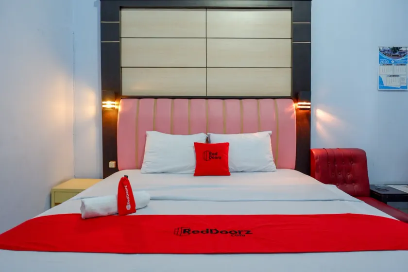 RedDoorz Plus Syariah near Stasiun Pekalongan 2 - Image 1