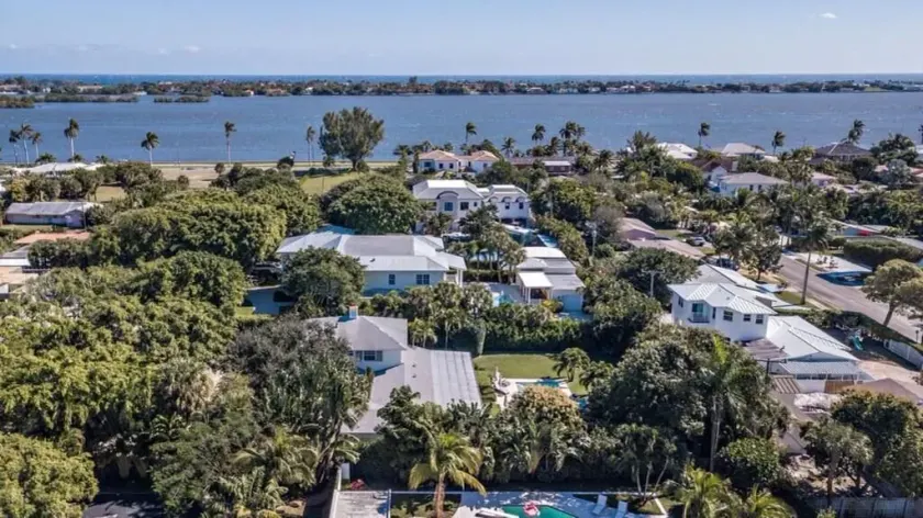 Banyan Cove 4bd 4.5ba Private Pool and Parking - Image 1