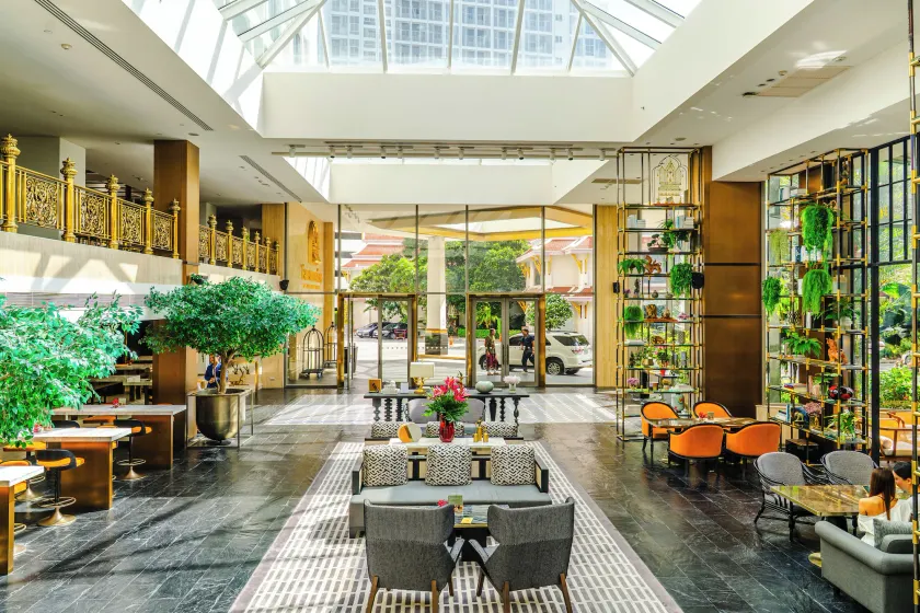 Montien Hotel Surawong Bangkok - Image 1