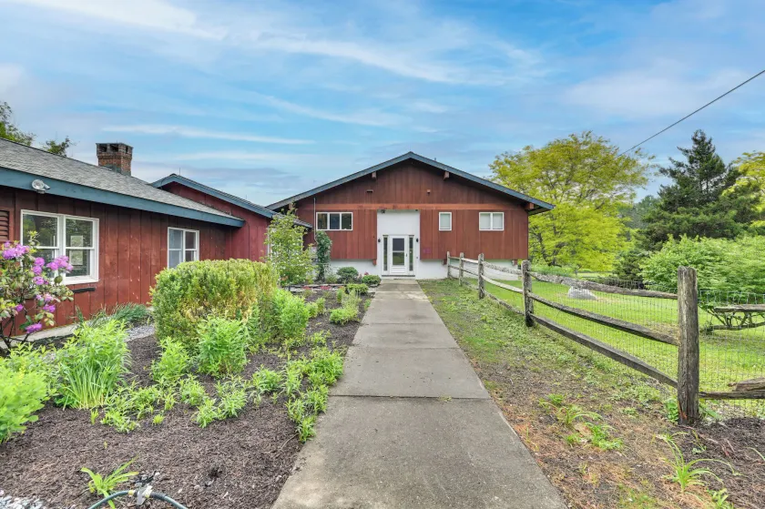 3 Acres, Mtn Views, Hot Tub, Steps to Winery - Image 1