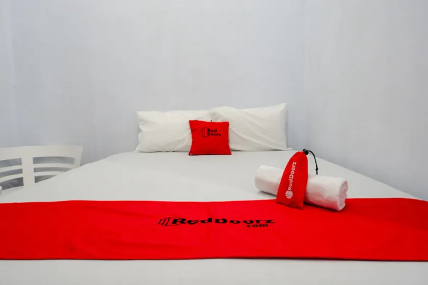 RedDoorz Plus at Hawai Inn Near Mall of Panakukang - Image 1