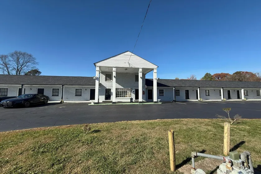 OYO Hotel Economy Inn US-29 Danville - Image 1