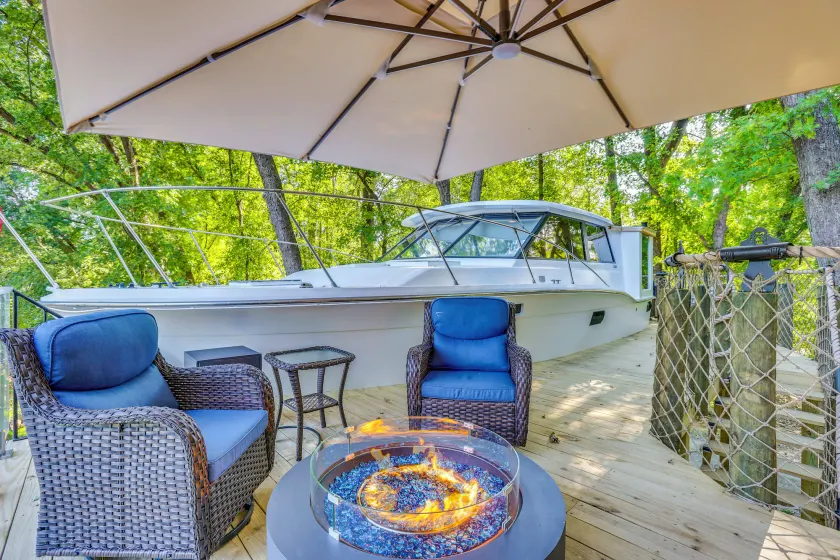 Hot Tub! Waverly Riverfront Converted Boat Cabin - Image 1