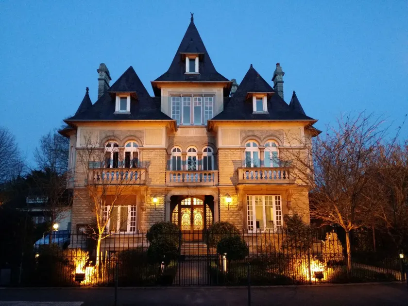 Le Castel Guesthouse - Image 1