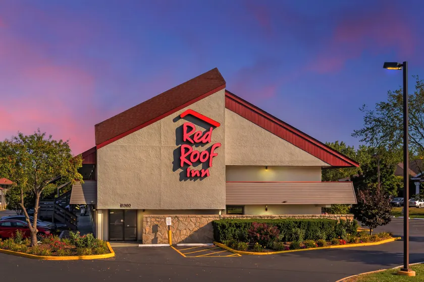 Red Roof Inn Milwaukee Airport Oak Creek - Image 1