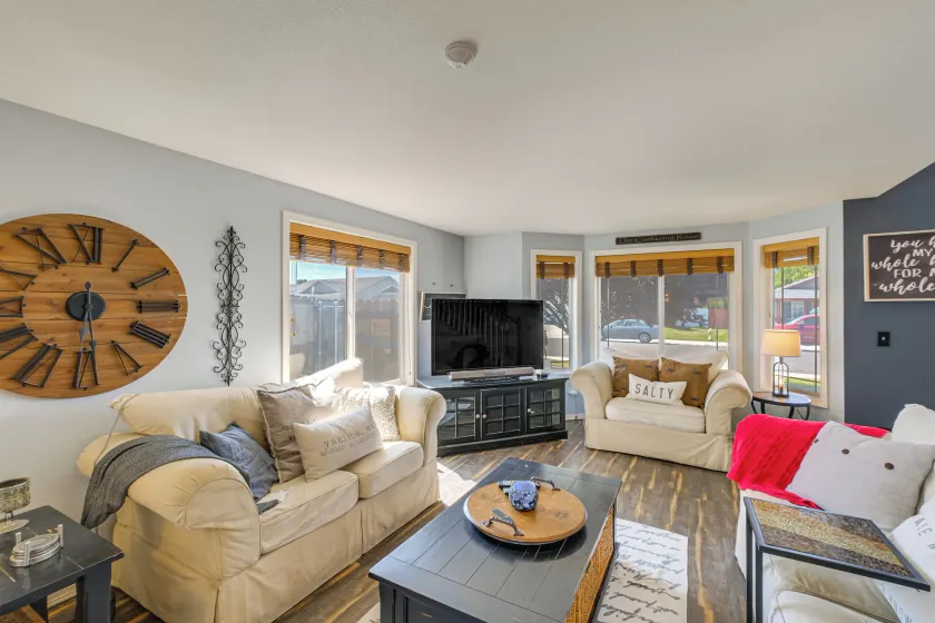 5BR Home Near Breweries Wineries Weddings and More - Image 1