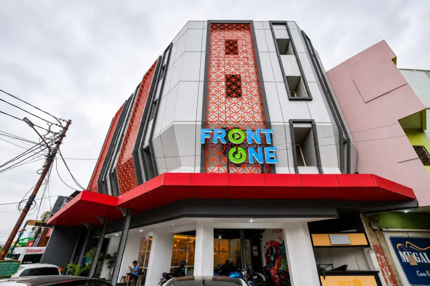 Front One Budget Hotel Slamet Riyadi Solo - Image 1