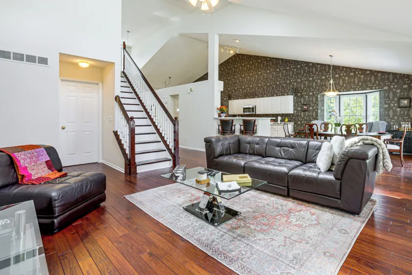 Lake Views & Work Spaces: Quiet Hilliard Home! - Image 1