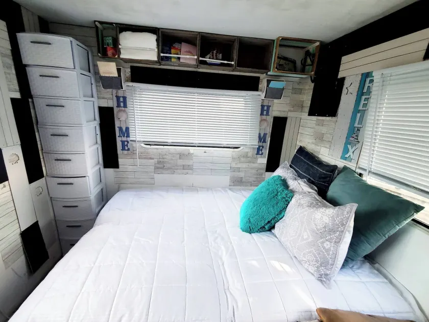 Camper Apt DE-Vintage Gulf RV Glamping Stay Sleeps 2-3 - Image 1