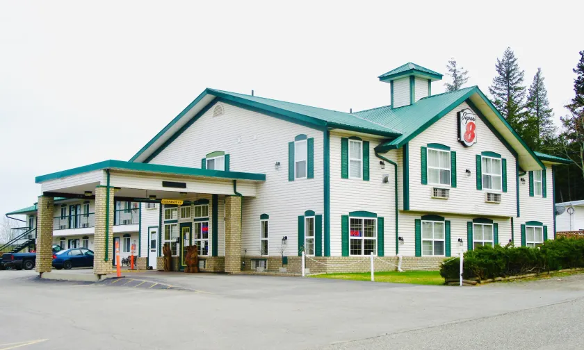 Super 8 by Wyndham 100 Mile House - Image 1