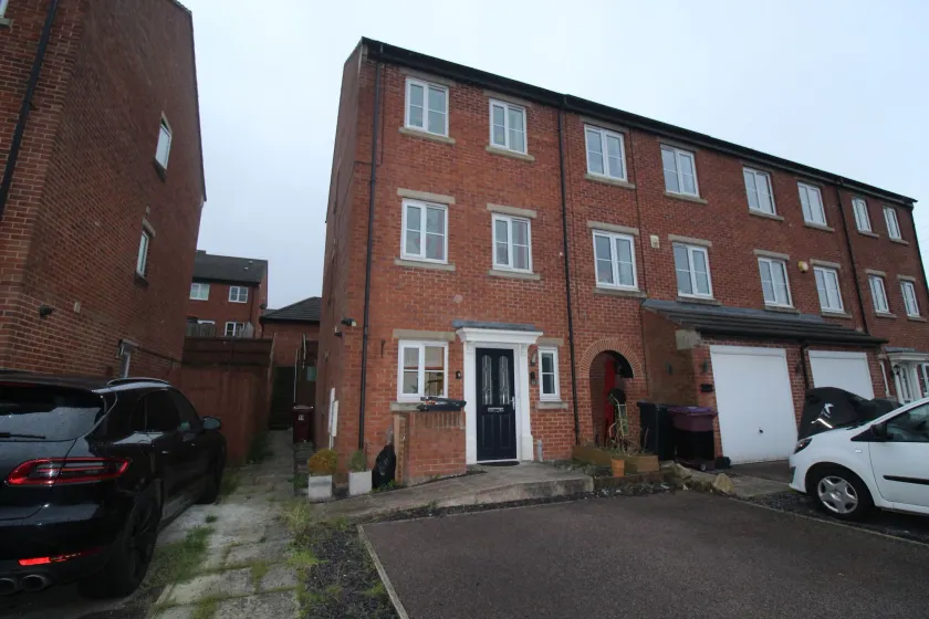 Southdown House Doe Lea by Smart Corporate Stays - Image 1