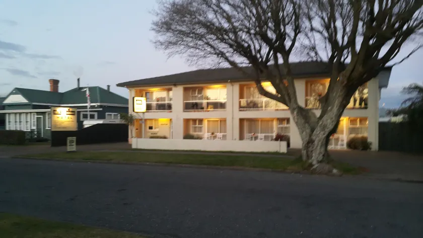 Six On Union Motel - Image 1