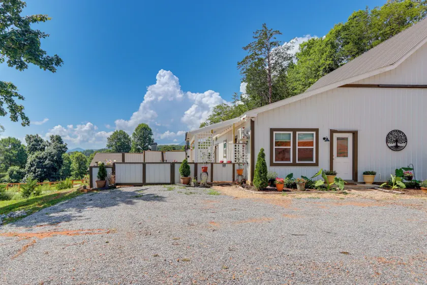 Close to Lake Chatuge! Modern Hillside Barndo Apt! - Image 1